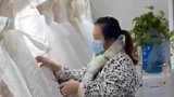 重庆一女子在婚纱店剪上百件婚纱礼服，店主只能无奈用手机录下来