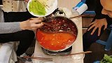 黄晓明绿洲分享吃火锅照片，神秘女在旁夹菜引猜测