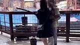 女生用水喷工作人员，被工作人员反泼