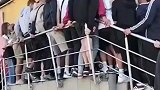平台上人挤人，护栏支撑不住断开