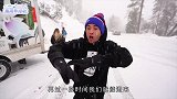国外小伙作死挑战，在移动卡车中拉雪橇，还好脱掉自己上衣