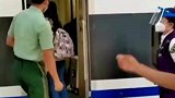 退伍军人在高铁站告别，列车员主动避开让其敬礼告别