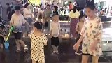 孩子站在喷泉中间喝水，好家伙这么渴的吗