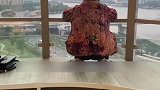儿媳带婆婆来广州旅游，婆婆蹲在窗边看塔