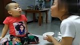 一岁多的宝宝吃饭，这表情，啥意思啊