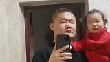 父女俩照镜子爸爸让女儿长出自己的风格