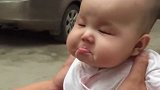 萌娃这是怎么了，这小嘴撇的，接下来真的太搞笑了吧！