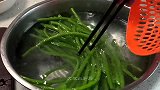 麻酱豆角怎么做好吃，关键是调麻酱，这样做香味醇厚，下酒又下饭