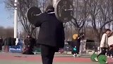 大爷身体真硬朗，扛着杠铃玩交换步