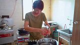 阿壮大病初愈馋海鲜，“炝蟹爆虾”下啤酒开胃，表妹上桌直接打包