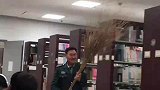 学校图书馆内飞进来了虫子，保安大叔来帮忙打虫子
