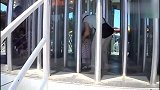 宝宝被困在玻璃旋转门里出不来，接下来小家伙的动作笑翻无数人