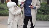 对比衬衫可能表明两个人的衣服是一样的