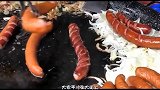 街头小贩卖的烤肠，是用什么肉做的呢！看完后以后都不敢吃了