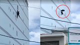 越南一男游客失手从4楼坠下发出巨响 在群众惊呼中自行站起