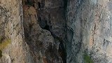 航拍悬崖峭壁上的岩洞，无人机靠近那一刻，拍到不可思议的一幕！