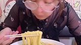 三口吃完挑战，三口吃完麻辣烫。