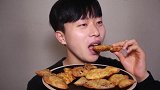 小哥吃鱼形炸面包，表皮酥脆，里面还有豆沙