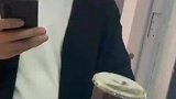 为让怀孕的妻子少喝一口咖啡，男子边恶心边喝