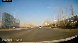 鸣笛警告无效后，他直接将电动车女司机撞飞！