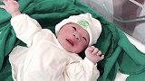 宝宝刚出生一脸懵的看着周围：这是哪小手举着久久不能放下
