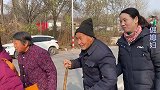 倔媳妇赶会给爷爷买衣服，不忘给单身老舅买一件，让老舅过个暖冬