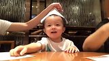 妈妈用菜单给宝宝叠了个帽子,瞧把宝宝给开心,止不住的鼓掌！