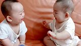 双胞胎就像照镜子一样，坐在沙发上看着对方，真是太搞笑了