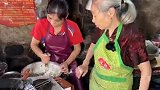 藏在偏僻村子里的炸浮粿，1个只要2块，70多岁的阿婆炸了50多年