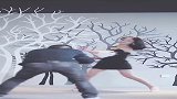美女在跳舞，摄影师却扭来扭去是什么操作
