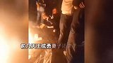 35岁买卖二手车博主喝药离世，留下上百万债务和三个孩子，妻子深夜墓地痛哭