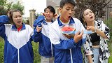 学生排队打饭，不料站在第一的学渣是个慢性子，太逗了