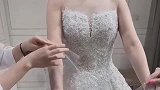 这才是真正的婚纱，袖子还是穿戴上去的，和婚纱根本不是一体的！