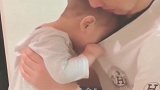 宝宝断奶好几天了，爸爸抱着他都不放过，真的是好可怜的小家伙！