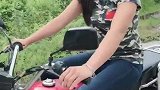 最近这个妹子要火了，抬起摩托车转两圈，不成问题！