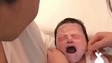 这一看就是亲爸亲妈，为了孩子的将来，就算哭也要给宝宝敷面膜！