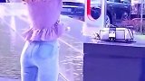 美女的裤子破了都不知道，哈哈