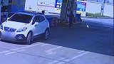 重庆一女司机加油站加油 未拔油枪起步拽倒加油机