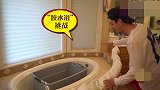 歪果仁会玩：小伙挑战一大桶胶水里泡澡