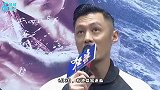 余文乐被曝一晚嗨玩两家夜店，被小妹包围，与美女咬耳不避嫌