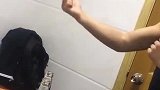 小哥神一样的出拳速度，手中的筷子，就这么断掉了