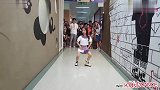 韩国童星罗夏恩走廊里跳当红组合GIDLE的舞蹈,引路人围观