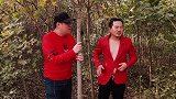 两个二货想打劫美女，不料美女使出一招，二货吓得落荒而逃！