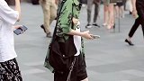 街拍美女：时尚达人青年男女乱穿衣穿着朴素最为时尚