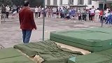 男生助跑跳跃栏杆，没想不慎踹倒支撑架