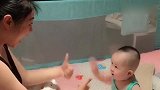 妈妈教小宝宝学儿歌舞，可爱的宝宝学得好认真啊