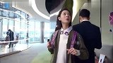 美女在公司门口徘徊,不料却被总裁看见了,总裁忍不住笑了!