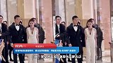 窦骁何超莲甜蜜现身，黑白造型很般配，何超莲穿深连身裤气质好