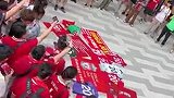 实拍中国香港利物浦球迷球场外齐唱若塔之歌