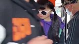 哥们，就冲你这身打扮，想在全校不出名都难了！